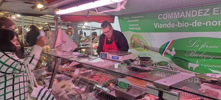 Suzanne au marché Raspail bio Paris